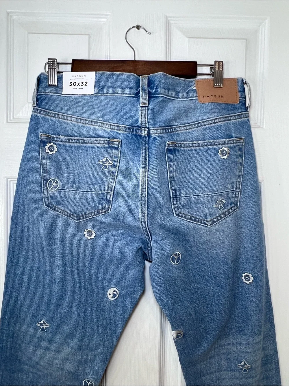 PacSun Medium Blue Embroidered Motif Jeans Slim Taper Size 30x32 NWT .